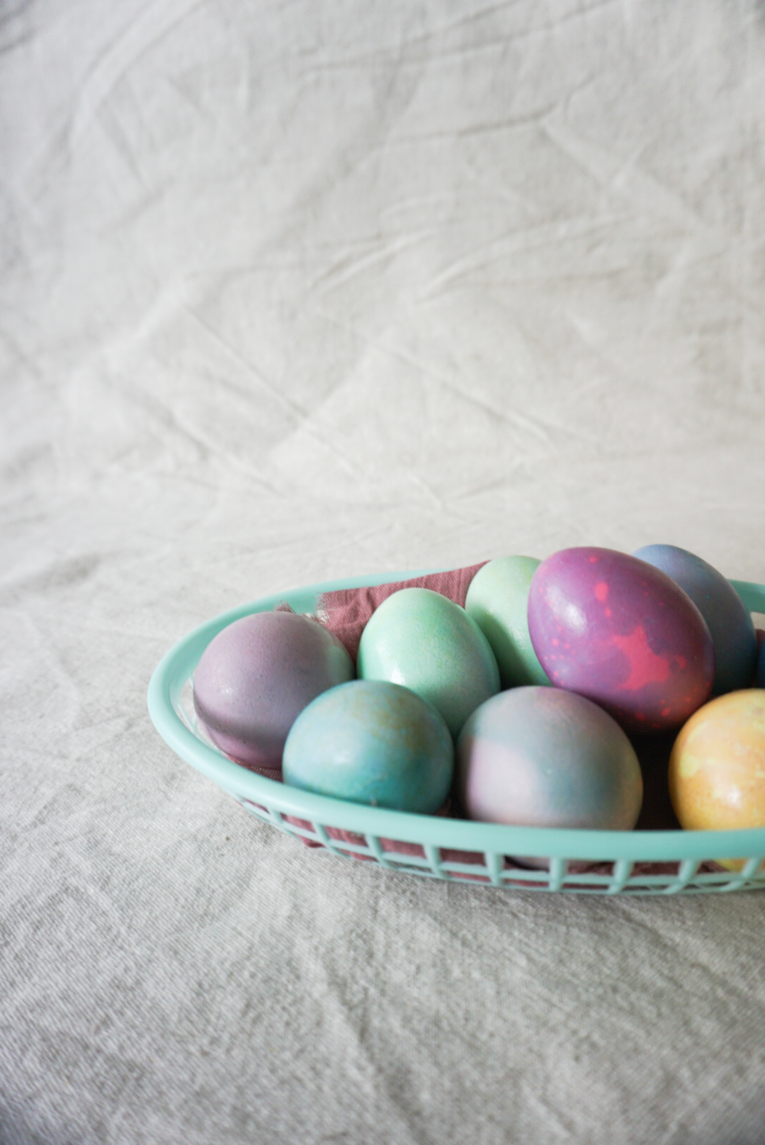 Ostereier färben – einfach marmorieren mit Öl