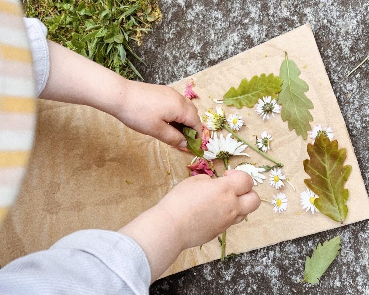 Blumenpresse aus Karton mit Kindern selber machen