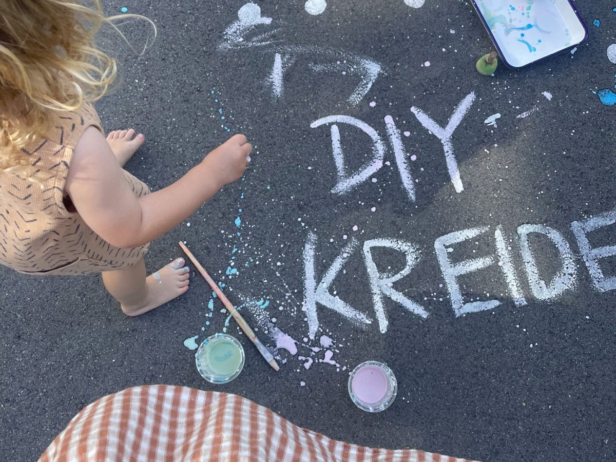 Kreide selber machen – bunte Strassenmalfarbe für Kinder