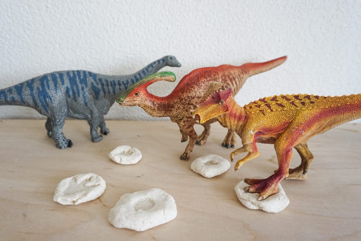 Bastelidee für Dino-Fans: Spuren von Dinosauriern aus Salzteig basteln