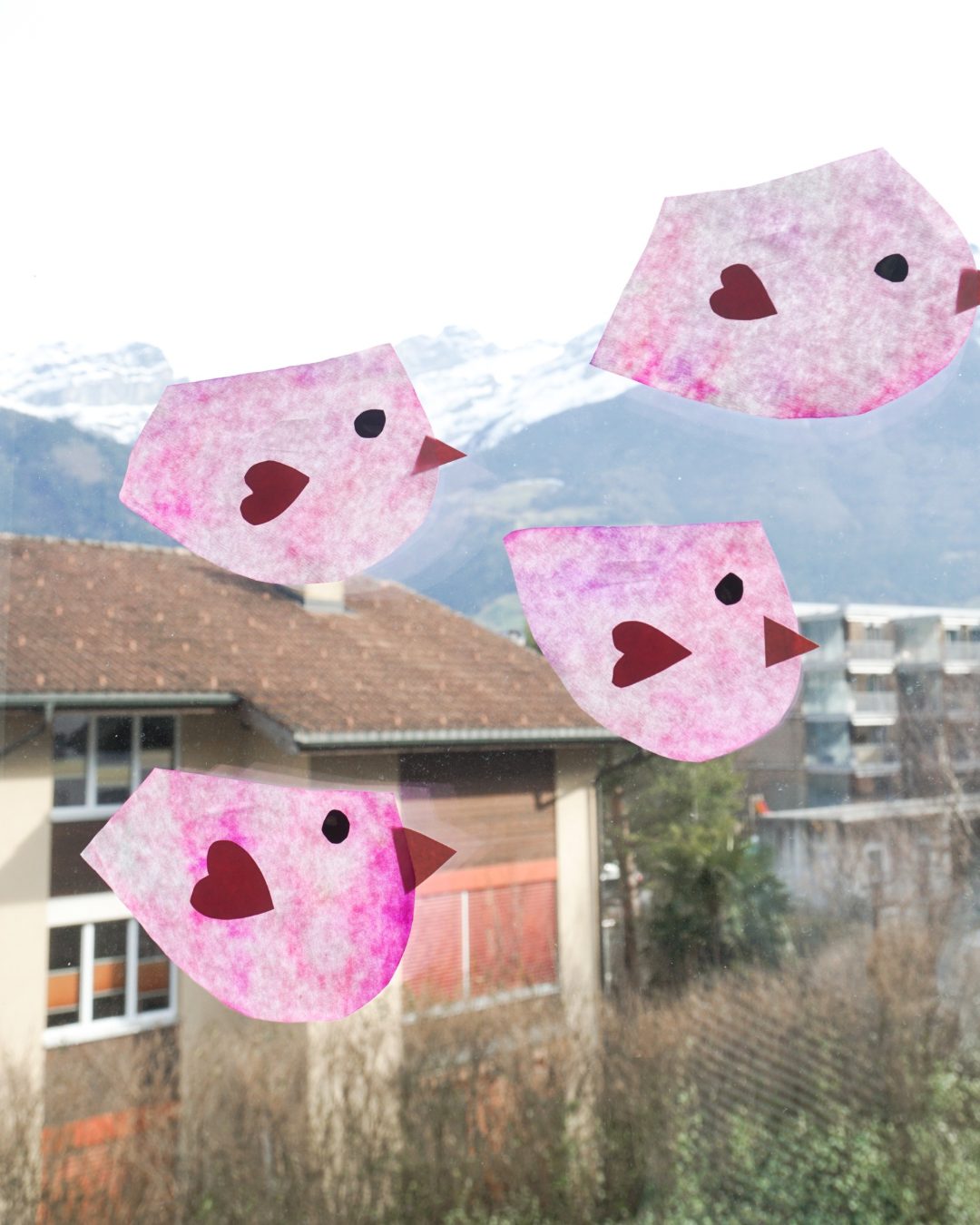 Frühliingsdeko für das Fenster basteln mit Kindern